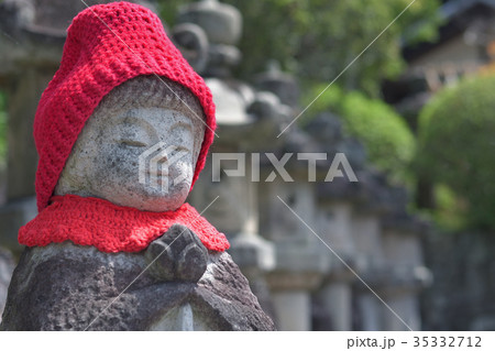 赤い帽子のお地蔵さんの写真素材