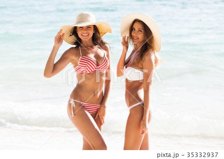 Female friends on vacation 35332937