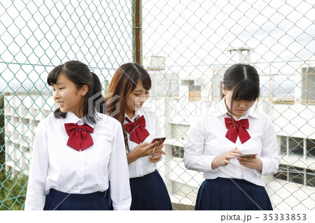 屋上に集まる女生徒 35333853