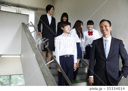 学校の階段を移動する生徒と教職員 35334014
