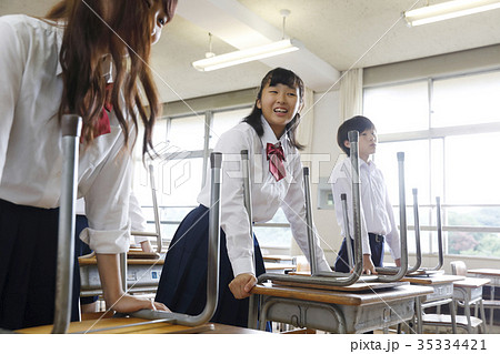 中学校の掃除の時間イメージ 中学校の掃除の時間イメージ 35334421