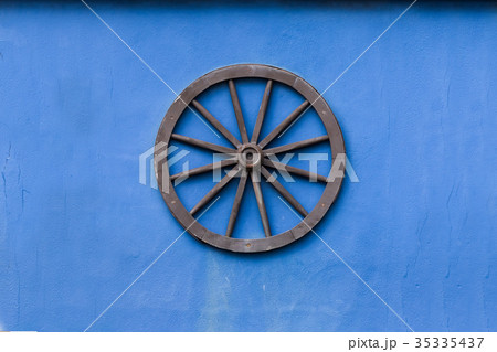青い壁と馬車の車輪　Blue wall and carriage wheel 35335437