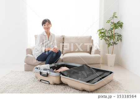 荷造りをする女性 35338564