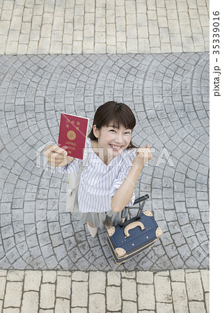 パスポートを持つ女性 旅行イメージ パスポートを持つ女性 旅行イメージ 35339016