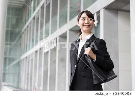 就活 ビジネス スーツ 女性の写真素材