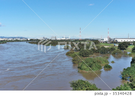 台風により増水した相模川 湘南銀河大橋橋から の写真素材