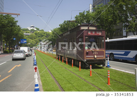 熊本市電 レトロ電車101号と熊本城 35341853