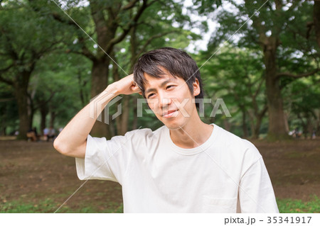 座って考える男性 座って考える男性 35341917