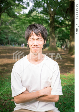 座って考える男性 座って考える男性 35341919