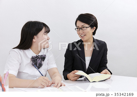受験生　家庭教師　女性 35342169