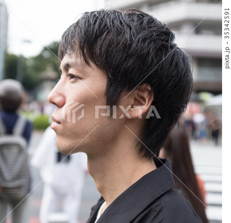 人混みの中にいる男性 人混みの中にいる男性 35342591