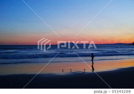 鎌倉　由比ガ浜の海岸夜景 35343209