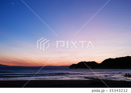 鎌倉　由比ガ浜の海岸夜景 35343212