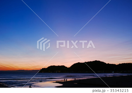 鎌倉　由比ガ浜の海岸夜景 35343215