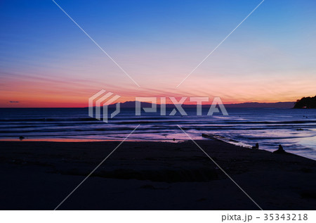 鎌倉 由比ガ浜の海岸夜景 鎌倉 由比ガ浜の海岸夜景 35343218