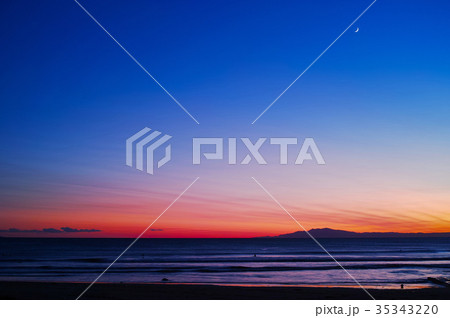 鎌倉 由比ガ浜の三日月が見える海岸夜景 鎌倉 由比ガ浜の三日月が見える海岸夜景 35343220