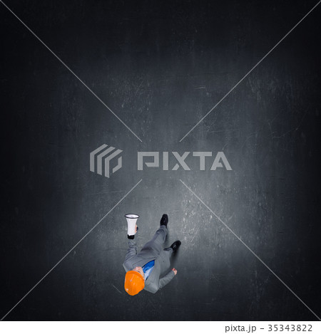 Man announce ideas 35343822