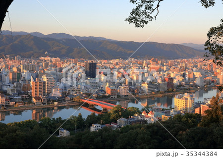 夕焼けに染まる鏡川と天神大橋(高知市) 夕焼けに染まる鏡川と天神大橋(高知市) 35344384