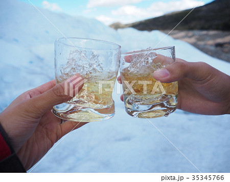 氷河の氷で乾杯（ペリト・モレノ氷河） 35345766