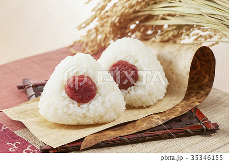 おにぎり(梅入り)と稲穂 おにぎり(梅入り)と稲穂 35346155