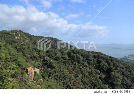 児島半島の八丈岩山登山道脇から八丈岩山と玉野市番田方向を見る 児島半島の八丈岩山登山道脇から八丈岩山と玉野市番田方向を見る 35346693