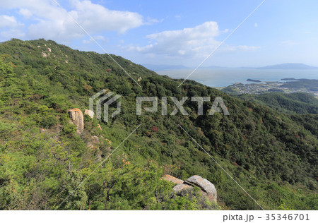 児島半島の八丈岩山登山道脇から八丈岩山と玉野市番田、大入崎、豊島方向を見る 児島半島の八丈岩山登山道脇から八丈岩山と玉野市番田、大入崎、豊島方向を見る 35346701