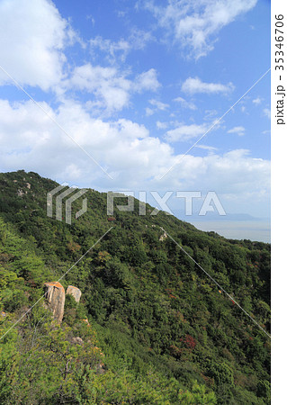 児島半島の八丈岩山登山道脇から八丈岩山と瀬戸内海を見る 35346706