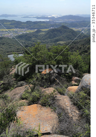 児島半島の八丈岩山登山道脇から備讃瀬戸を見る 児島半島の八丈岩山登山道脇から備讃瀬戸を見る 35346711