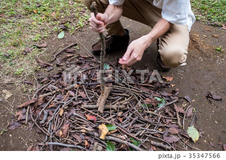 火起こしをする男性 火起こしをする男性 35347566