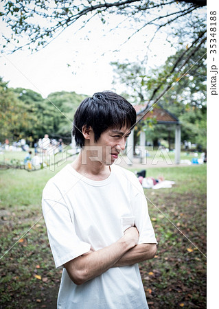 険しい顔の男性 険しい顔の男性 35348188