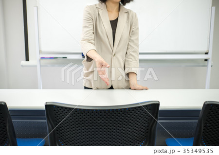 席へと誘導する女性 席へと誘導する女性 35349535