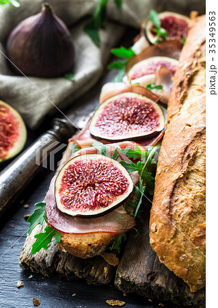 Sandwich with figs and prosciutto Sandwich with figs and prosciutto 35349563