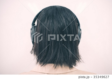 ヘッドフォンをつけた女性 ヘッドフォンをつけた女性 35349627