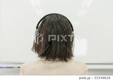 ヘッドフォンをつけた女性 35349628