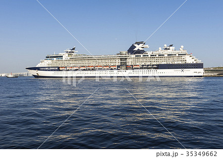 横浜港大桟橋を離岸するセレブリティミレニアム 35349662