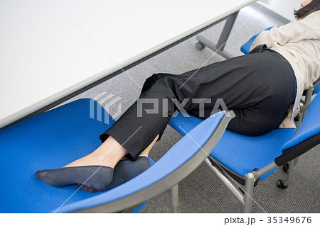 横たわるビジネスウーマン 35349676