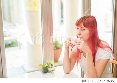 カフェを楽しむドイツ人女性 カフェを楽しむドイツ人女性 35349895