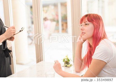 カフェを楽しむドイツ人女性 カフェを楽しむドイツ人女性 35349897