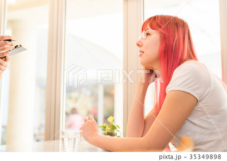 カフェを楽しむドイツ人女性 カフェを楽しむドイツ人女性 35349898