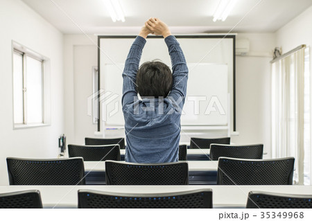 教室でストレッチをする男性 教室でストレッチをする男性 35349968