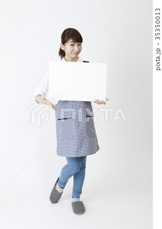 ホワイトボードを持つエプロン姿の女性 ホワイトボードを持つエプロン姿の女性 35350013
