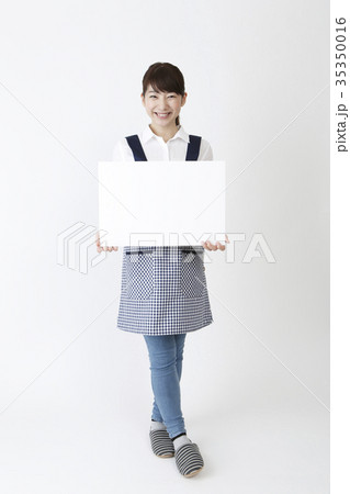 ホワイトボードを持つエプロン姿の女性　　　　　　　　　　　　　　　　　 35350016