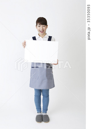 ホワイトボードを持つエプロン姿の女性 ホワイトボードを持つエプロン姿の女性 35350093