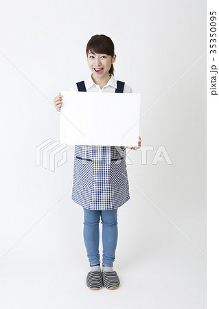 ホワイトボードを持つエプロン姿の女性 ホワイトボードを持つエプロン姿の女性 35350095