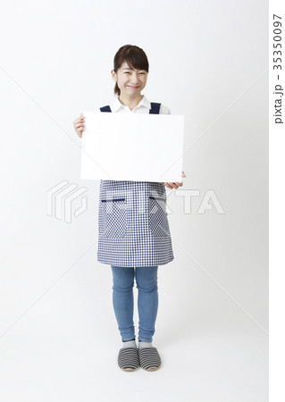 ホワイトボードを持つエプロン姿の女性 ホワイトボードを持つエプロン姿の女性 35350097
