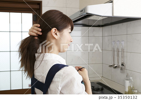 髪を束ねる女性 の写真素材