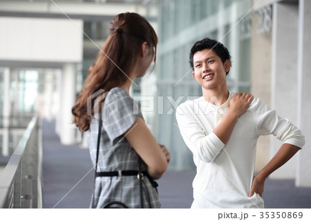 会話する若い男女 35350869