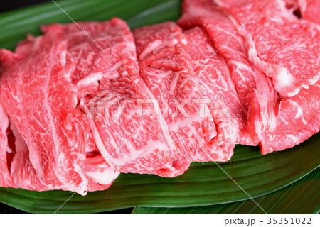 葉ランの上に載せた和牛肉、すき焼き用肉 35351022