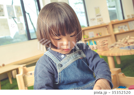 幼児　一人遊び 35352520