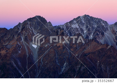 夕暮れ時の穂高連峰 35352667